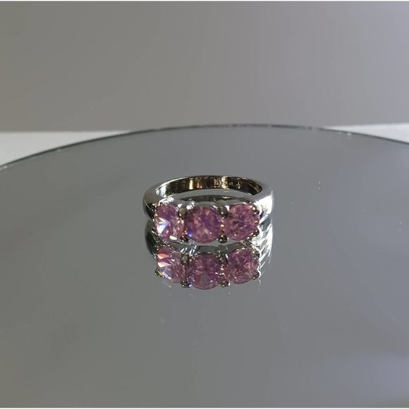Swarovski Elements - Size 7.5 - 18K gold plated ring as pictured - Picture 4 of 6